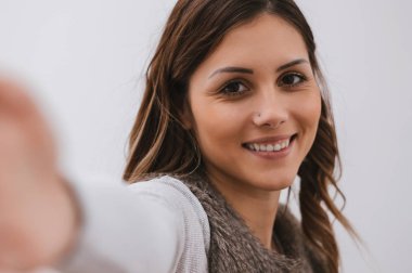  genç güzel kadın alarak selfie.