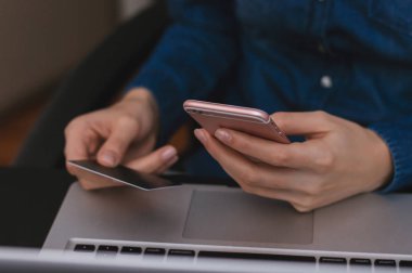  kredi kartı tutan eller 