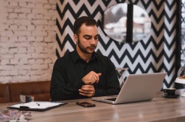 Kendine güvenen genç işadamı 