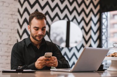 dizüstü bilgisayar ile gülümseyen iş adamı 