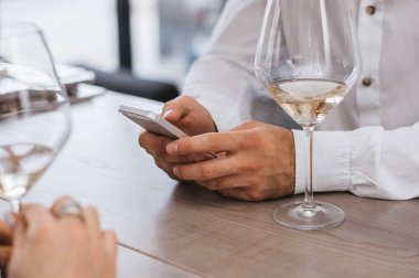 cep telefonundan kısa mesaj yazarak eller 