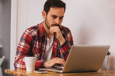 Yakışıklı olan projede çalışan