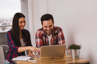 Bilgisayarda çalışan çift