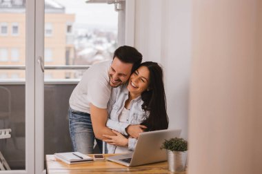 güzel çift birbirlerine sarılma.