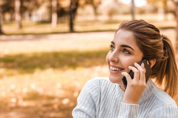 cep telefonunda sarışın kadın 