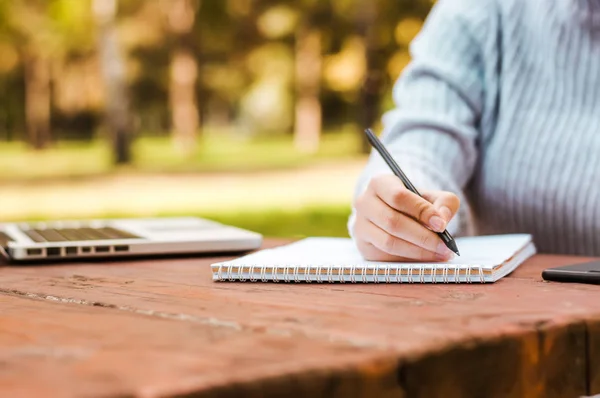 Mani femminili con penna — Foto Stock