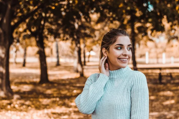Attractive young woman in park — Stock Photo, Image