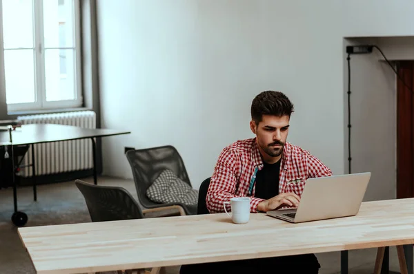 Joven empleado mirando el ordenador — Foto de Stock