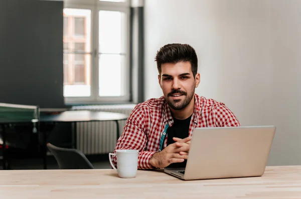 Hombre de negocios en su oficina en casa . — Foto de Stock