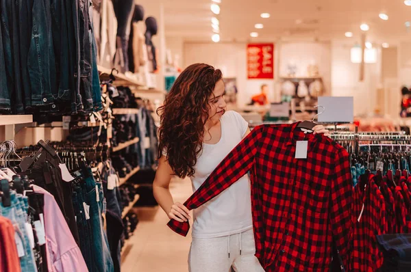 美しい女性の服のための買い物. — ストック写真