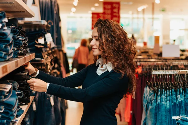 買い物客の服を見て — ストック写真