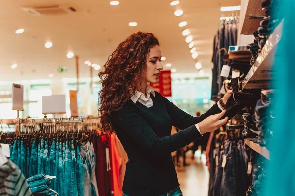 Mujer comprando ropa — Foto de Stock