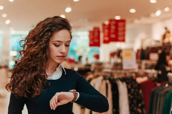 Mujer en el centro comercial — Foto de Stock