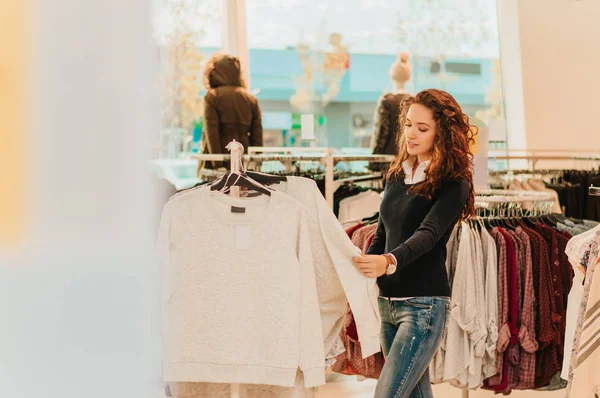 Menina em uma loja comprar roupas . — Fotografia de Stock