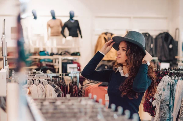 어떤 모자가 게에서 쇼핑 하는 여자. — 스톡 사진