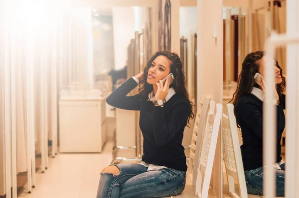 Chica hablando por teléfono — Foto de Stock