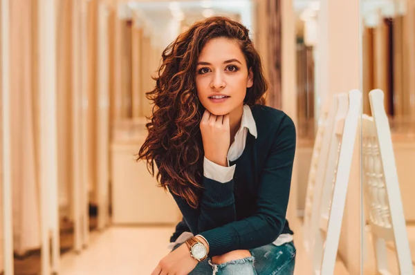 soyunma odasında oturan kadın.