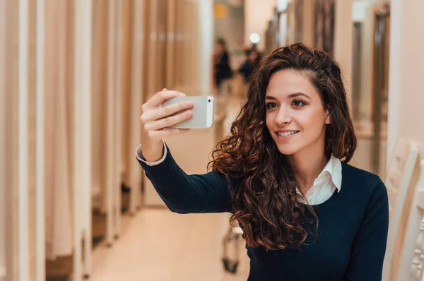 Young girl taking selfie — Stock Photo, Image