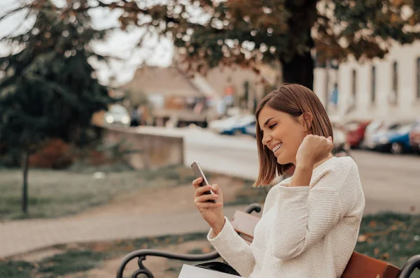 Mujer celebrando buenas noticias — Foto de Stock