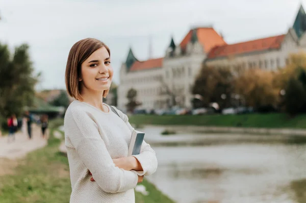 Frau steht in der Nähe des Sees. — Stockfoto