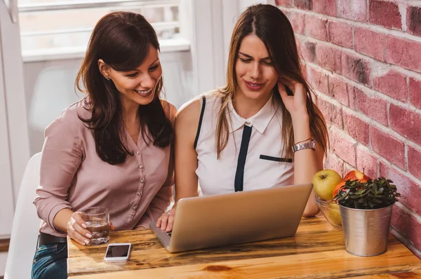 Due coinquilini che guardano contenuti multimediali — Foto Stock