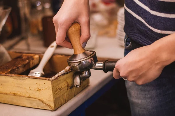 Barista kávézó gyártás kávé — Stock Fotó