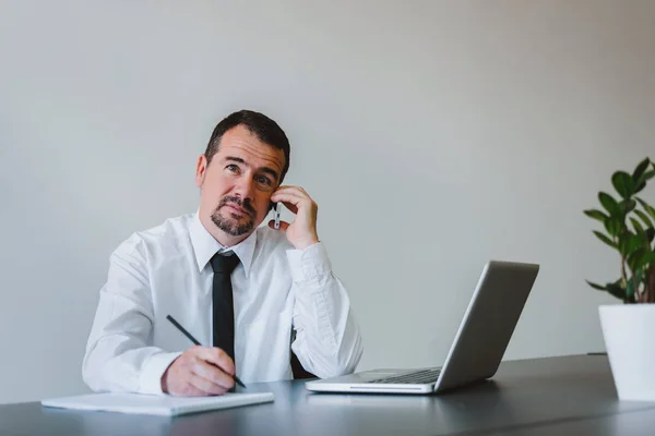 Hombre hablando por el teléfono celular —  Fotos de Stock