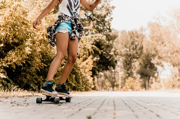 Mujer montando en el longboard — Foto de Stock