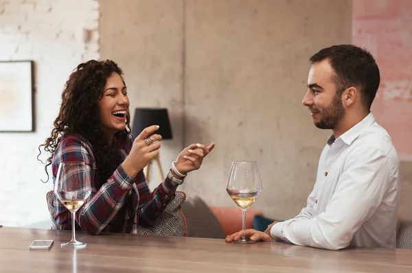 Usmívající se pár se sklenkami vína — Stock fotografie