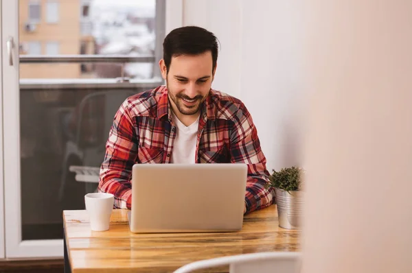 Gelukkig ontwerper die op laptop werkt — Stockfoto