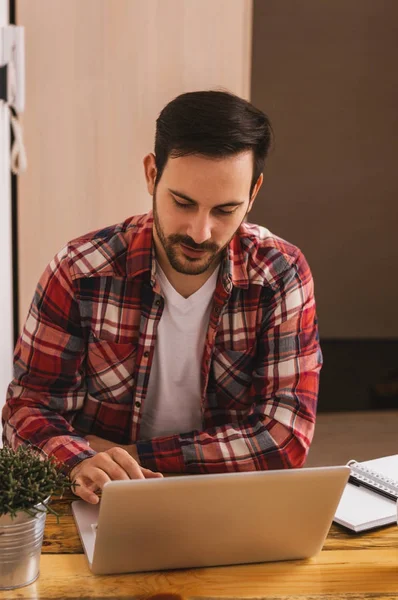  bir bilgisayarda çalışan adam 