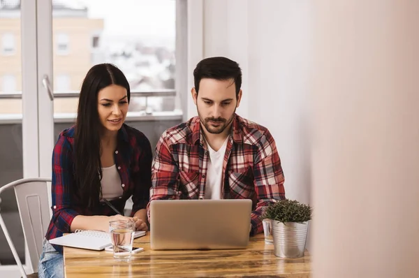 Pareja trabajando en el ordenador portátil — Foto de Stock