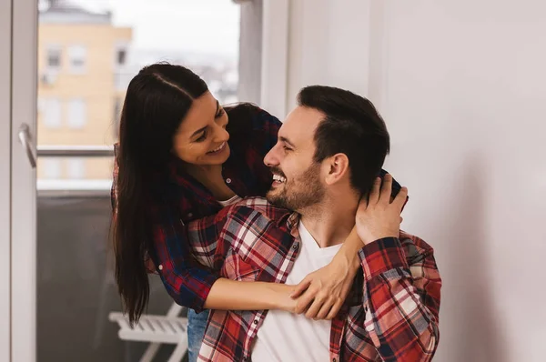 Cute para przytulanie i uśmiechając się — Stok fotoğraf