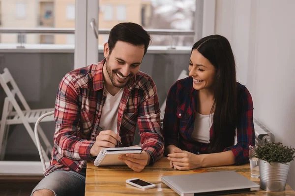 Casal fazendo planos para o futuro — Fotografia de Stock