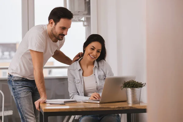 Gelukkige moderne paar surfen op het net — Stockfoto