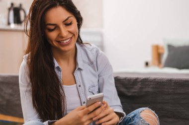 Cep telefonu kullanarak güzel esmer 