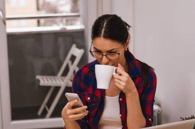 Cep telefonu kullanarak güzel esmer