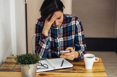  İş kadınının başı ağrıyor.