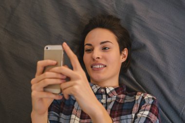  telefon kullanan beyaz kadın 