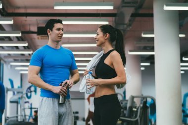 Kişisel antrenör ile konuşurken kız