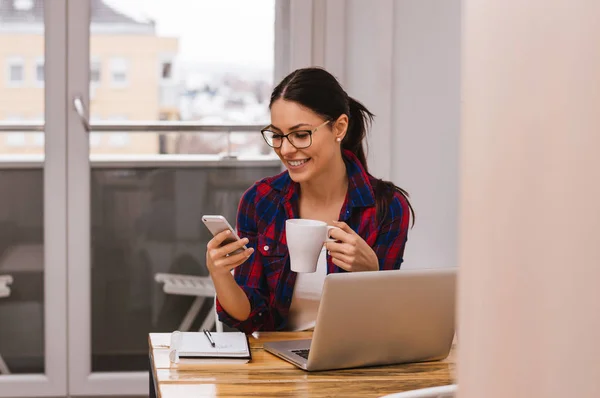 Frau arbeitet von zu Hause aus — Stockfoto