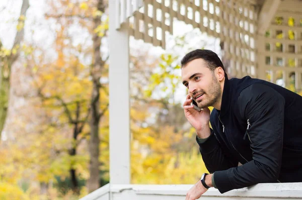 Hombre guapo hablando por teléfono — Foto de Stock