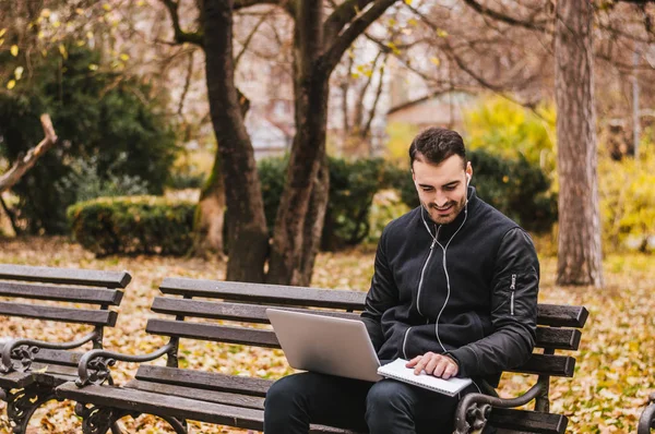 Joven hombre de negocios con portátil — Foto de Stock