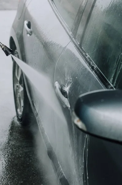 Pulizia auto utilizzando acqua pressione . — Foto Stock