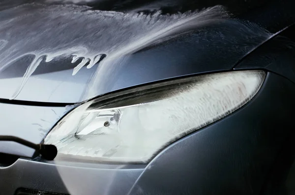 Pulizia auto utilizzando acqua pressione . — Foto Stock