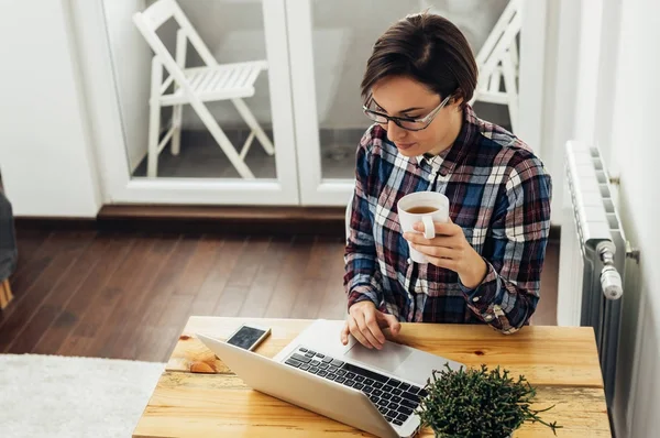 Jeune femme utilisant un ordinateur portable — Photo