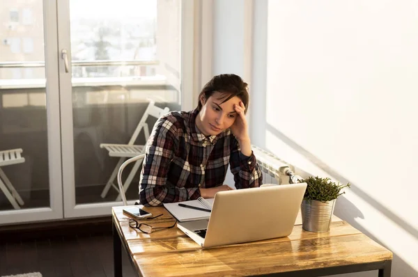 Empresaria hablando con un cliente en línea —  Fotos de Stock