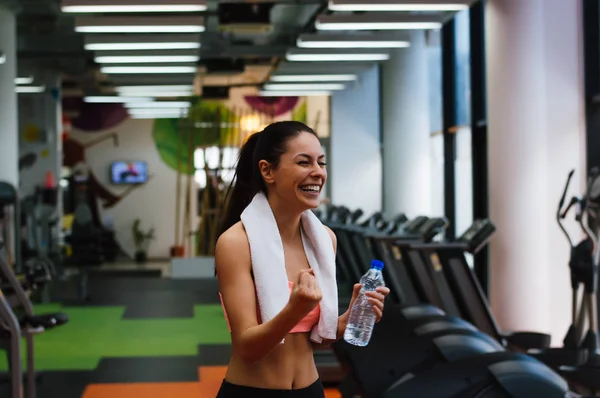 Donna felice in palestra . — Foto Stock