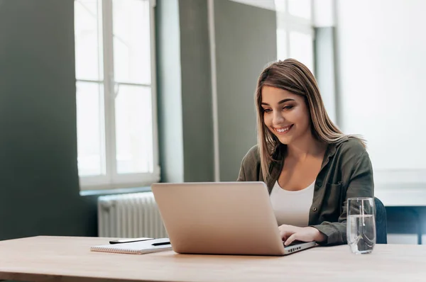 Joven empresaria trabajando — Foto de Stock