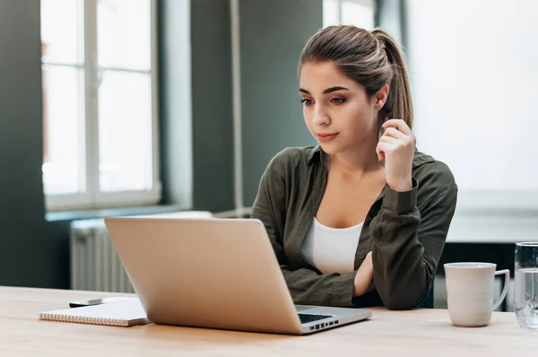 Étudiante travaillant sur un ordinateur portable — Photo